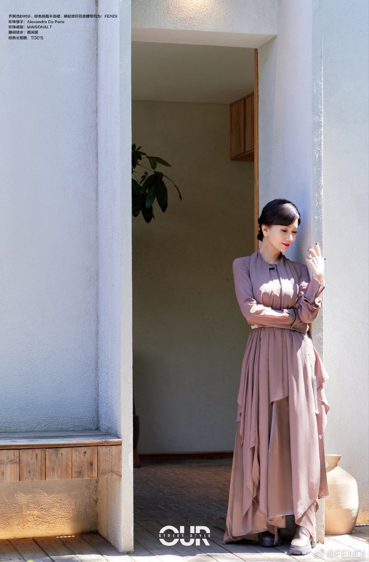 趙雅芝身穿FENDI的2021秋冬裙裝，展現古典美人的氣質。圖／取自微博（攝影＠王泉隱）