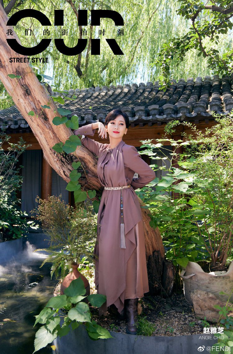 趙雅芝身穿FENDI的2021秋冬裙裝，展現古典美人的氣質。圖／取自微博（攝影＠王泉隱）