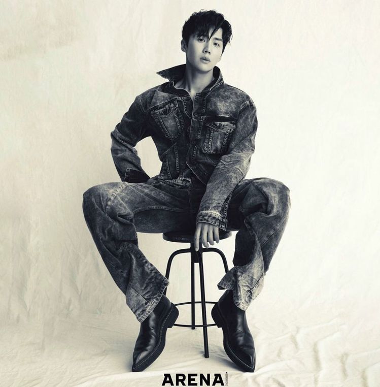 金宣虎在韓版《ARENA Korea》的11月畫報，身穿Y/PROJECT的丹寧系列、BERLUTI的靴款。圖／取自IG@seonhokime