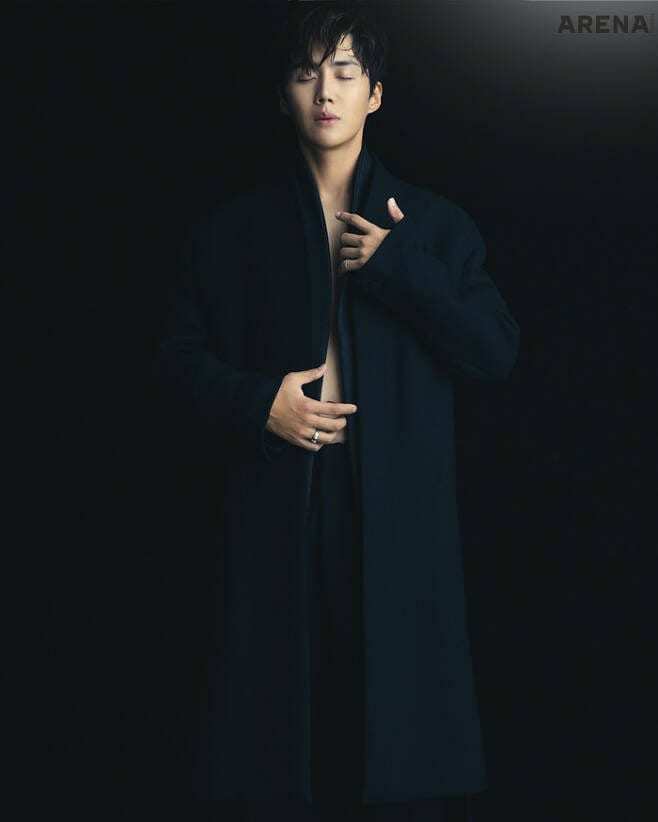 金宣虎身穿Ermenegildo Zegna大衣呈現性感風格，搭配TRENCADISM銀色戒指登上《ARENA Korea》11月專訪。圖／取自IG@seonhokime