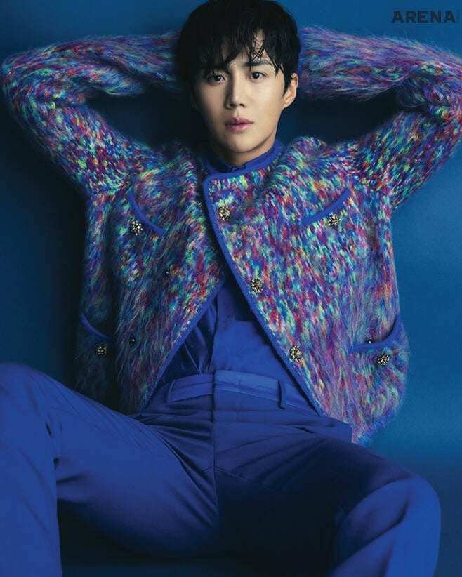金宣虎展現多樣氛圍，在《ARENA Korea》畫報中身穿Dolce & Gabbana外套、FENDI藍色長褲。圖／取自IG@seonhokims