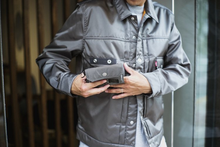 Type II「TANKER」夾克外套擁有可拆卸的PORTER標誌性的「TANKER」橫式二折錢包。圖／LEVI'S®提供
