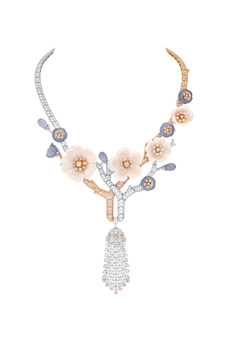 梵克雅寶高級珠寶系列Cerisier précieux項鍊，白K金、玫瑰金、黃K金鑲嵌玉髓、粉紅色珊瑚、白色及粉色鑽石。圖／梵克雅寶提供