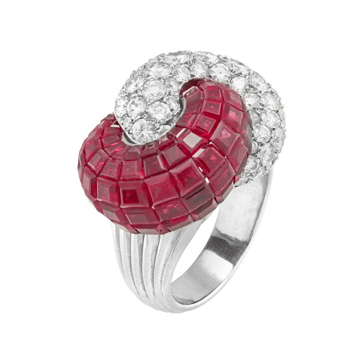梵克雅寶Heritage典藏系列戒指，約1960年，鉑金傳統隱密式鑲嵌紅寶石、鑽石。圖／梵克雅寶提供