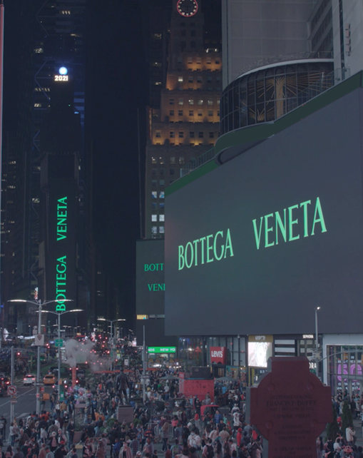 前陣子BV在紐約時代廣場的廣告企劃也使用了「BV綠」字樣，這個顏色可以說是Daniel Lee時代的另一大標誌性特色。圖／BV提供