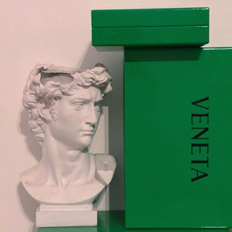 BV在2020早秋使用現在人們口中的「BV綠」打造全新的品牌包裝盒、袋和官方形象用色。圖／摘自IG