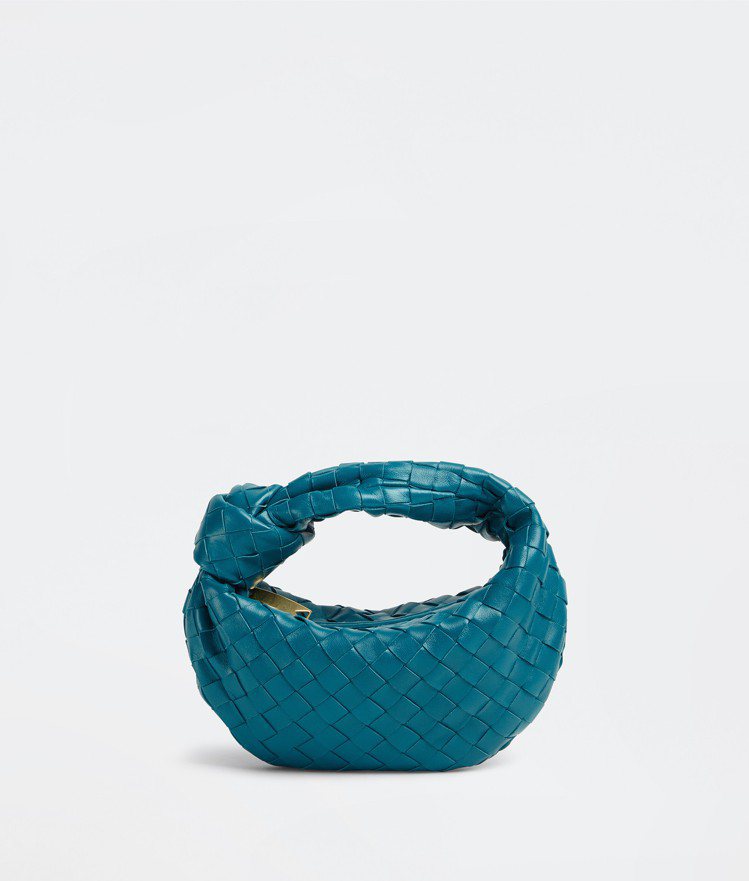 Mini Jodie以柔軟的小羊皮鞣製，小巧可愛。編織小羊皮繩結手提包 (野鴨綠) ，59,000元。圖／BV提供