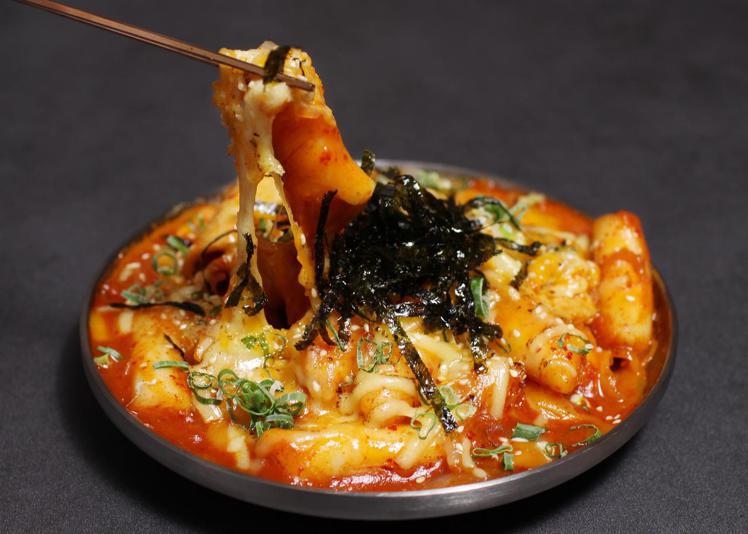「豆豆里」將韓式料理最經典的辣炒年糕搬到500趴，讓你一口彷彿飛到韓國。圖／豆豆里提供