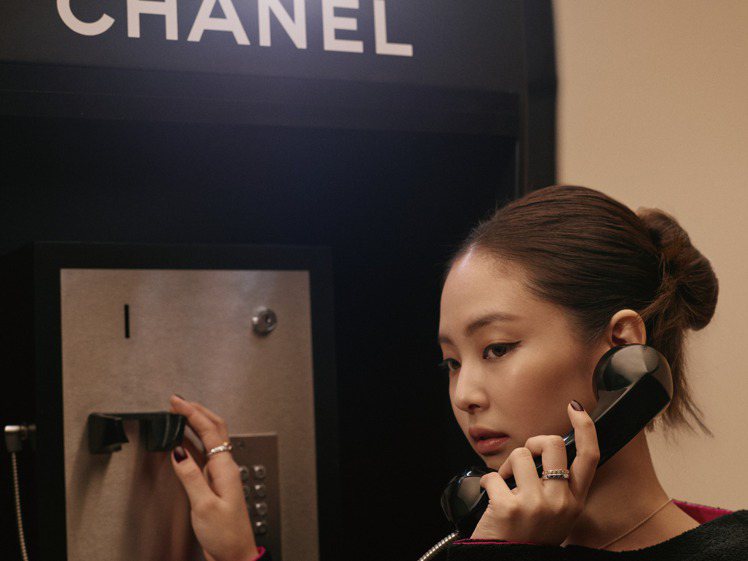 歌手暨CHANEL品牌大使Jennie演繹全新COCO CRUSH形象廣告。圖／香奈兒提供