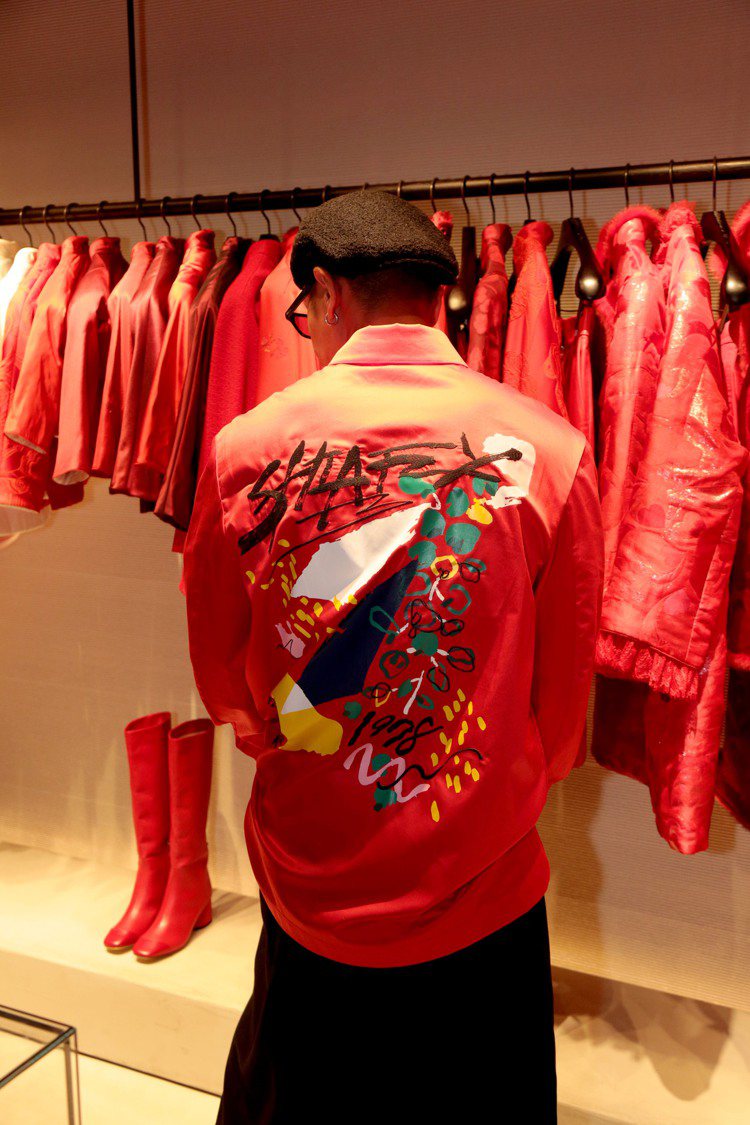 夏姿新春系列推出兩款限定男裝襯衫，其中的抽象圖案款繡上了夏姿創立的1978數字。圖／夏姿提供