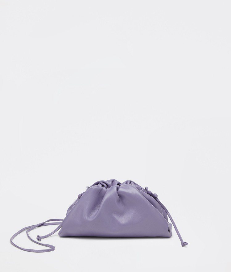 Mini Pouch霧面小牛皮迷你手拿包，58,000元。圖／Bottega Veneta提供