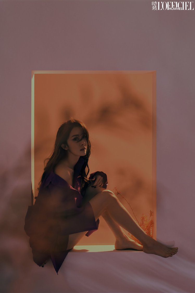 楊冪穿VALENTINO 2022春夏紫色寬版罩衫，拍出迷離剪影的效果。圖/取自微博