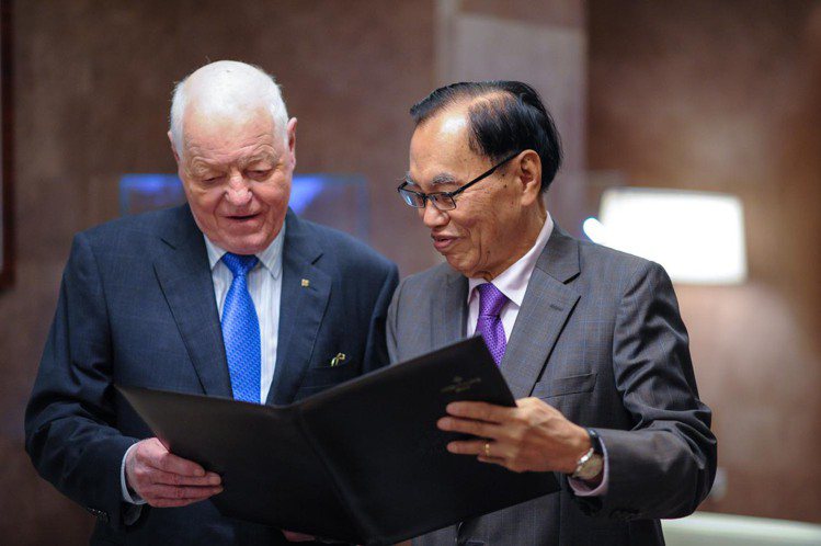 2015年時，前任總裁Philippe Stern（左）曾前往新加坡，祝賀高登鐘表創辦人林廷萬Anthony Lim先生一只特別版的白金腕表，展現親密的情誼。圖 / 高登鐘表提供