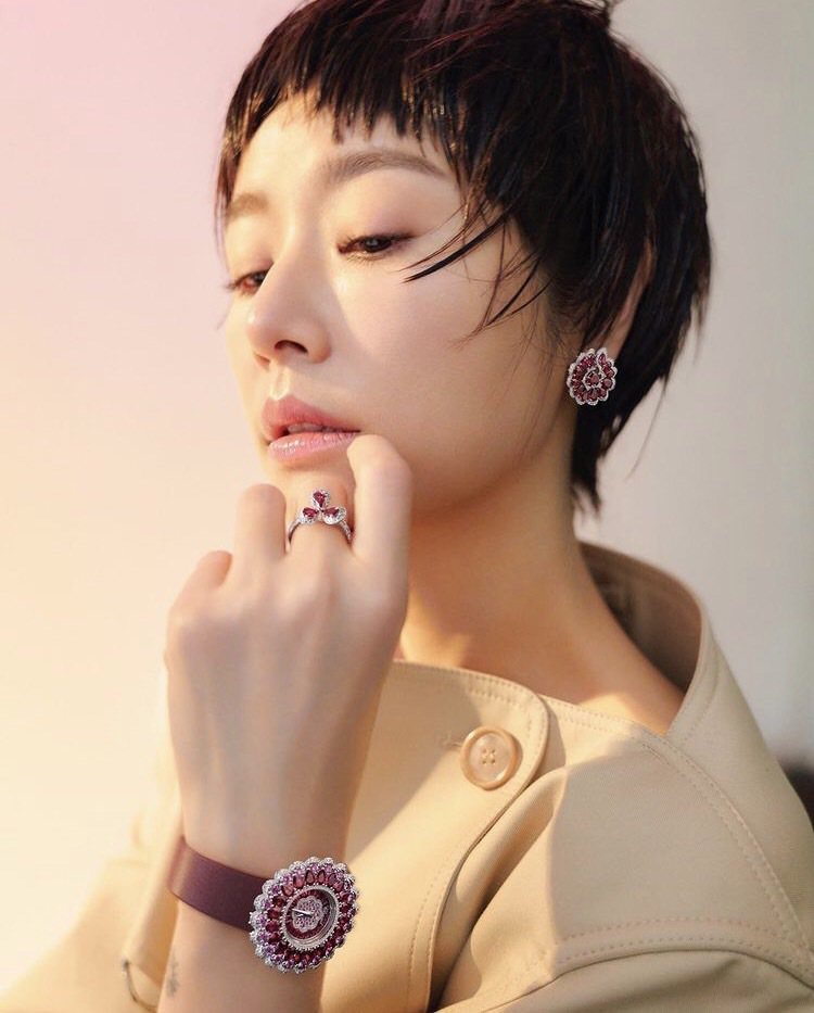 林心如以俏麗短髮造型配帶蕭邦珠寶與腕表登上新加坡ICON雜誌封面。圖／摘自IG @loveruby_official
