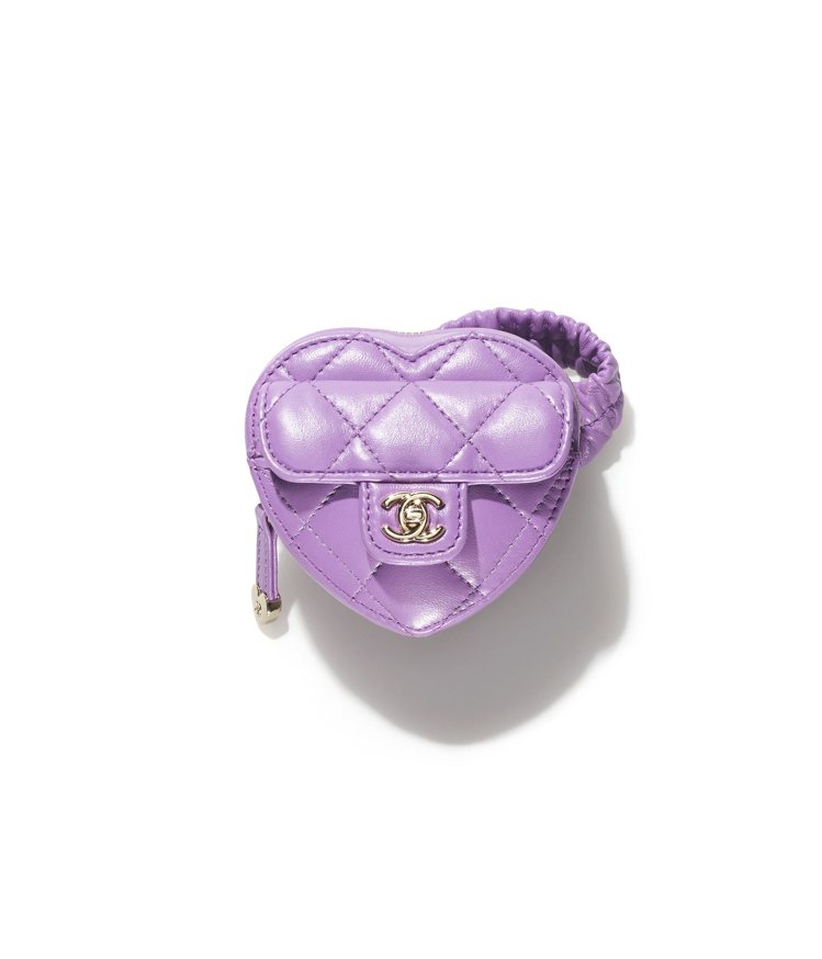 紫色心型皮革菱格紋繫腕小包，58,600元。圖／香奈兒提供