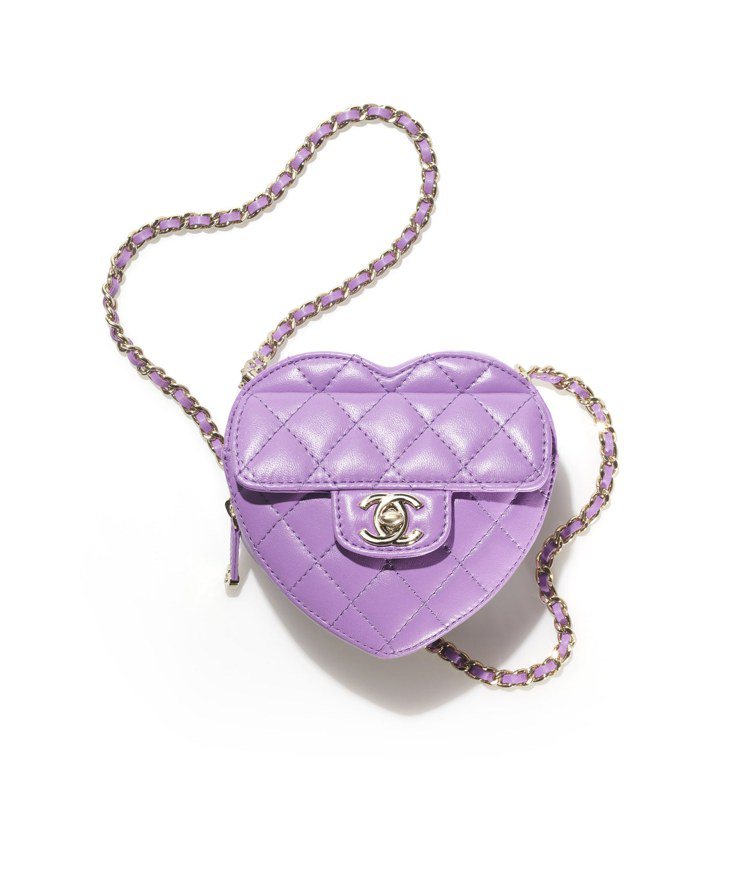 紫色皮革菱格紋皮穿鍊迷你小包，75,800元。圖／香奈兒提供
