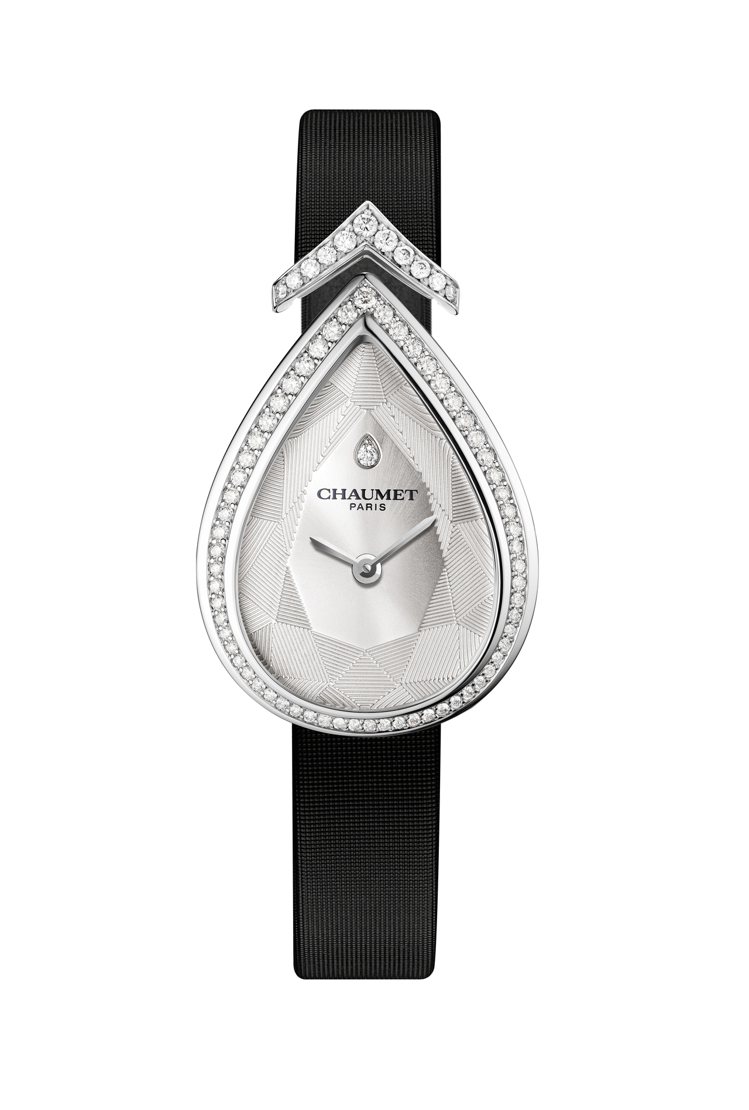 Joséphine Aigrette鑽石腕表，18K白金錶殼鑲嵌明亮式切割鑽石，配鑲鑽白金羽飾及黑色緞造表帶，34萬1,000元。圖／CHAUMET提供