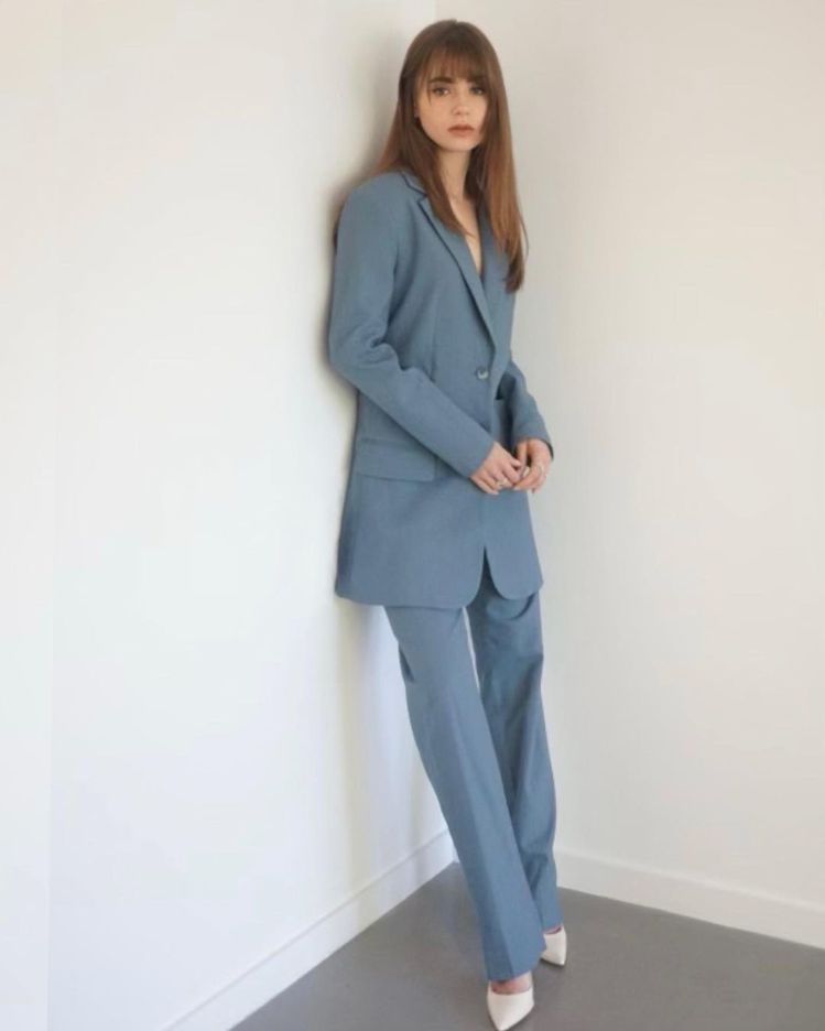 莉莉柯林斯穿Tibi灰藍色調西裝套裝，外套的腰間兩側以鏤空設計呈現，單穿方式也特別性感。圖／摘自IG