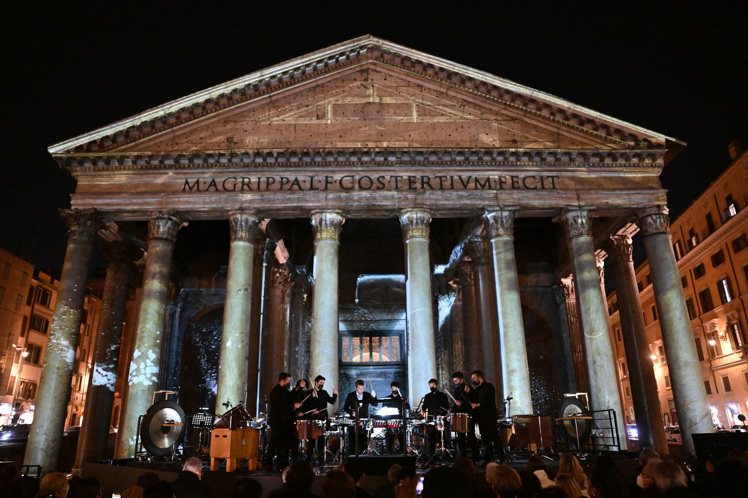 寶格麗歡慶Octo系列十周年，於羅馬萬神殿舉辦結合藝術與科技的歡慶活動。圖／寶格麗提供