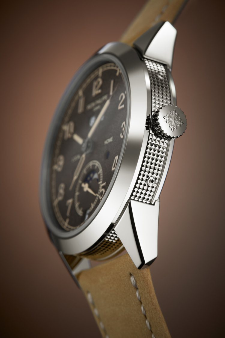 編號5326G-001年曆及兩地時間腕表，首次採用三層式表殼，側身裝飾巴黎飾釘紋，224萬2,000元。圖／百達翡麗提供