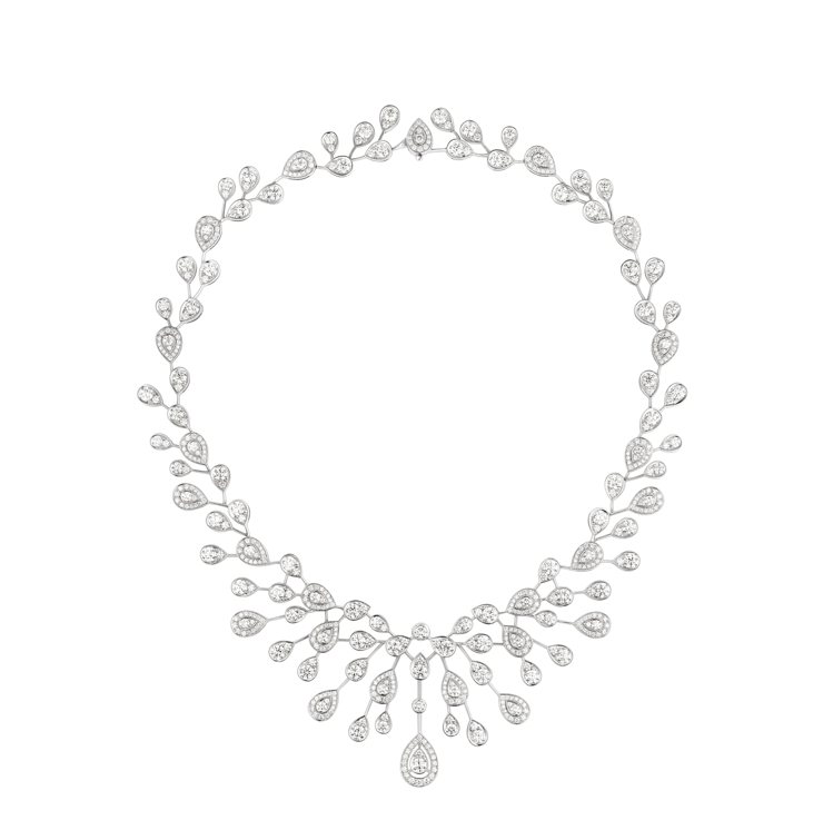 由大量梨形圖騰組成的Joséphine Aigrette Impériale 18K白金鑲鑽項，形成如水花的視覺效果，水之格的展品。圖／CHAUMET提供