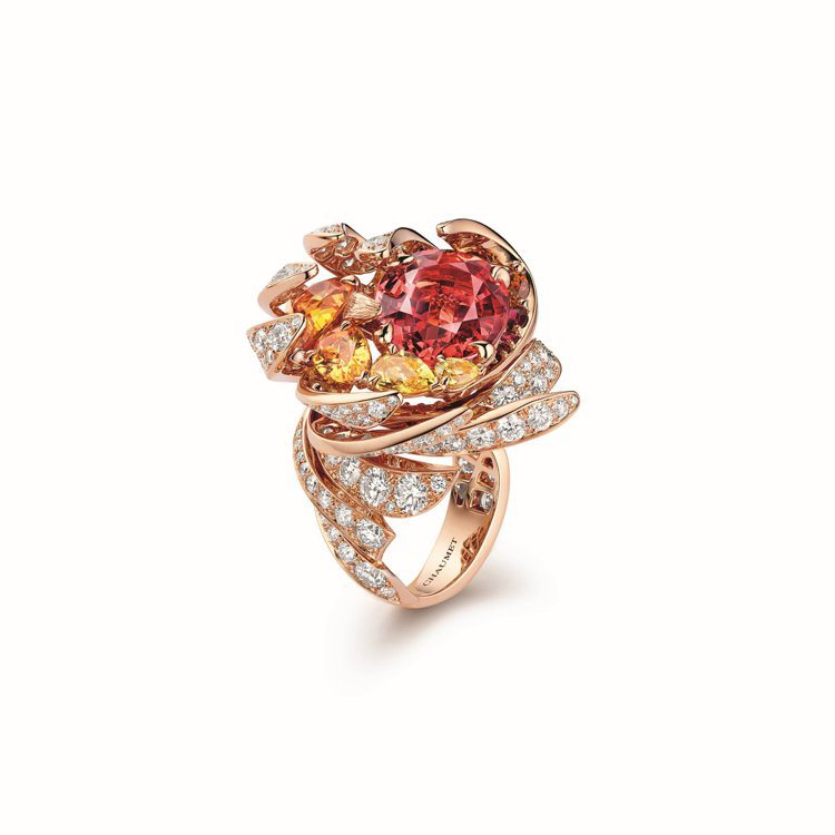 Les Ciels de Chaumet系列Soliel de Feu 18K玫瑰金戒指，以火焰色調的寶石描繪天空色彩變化，是火之格的展品。圖／CHAUMET提供