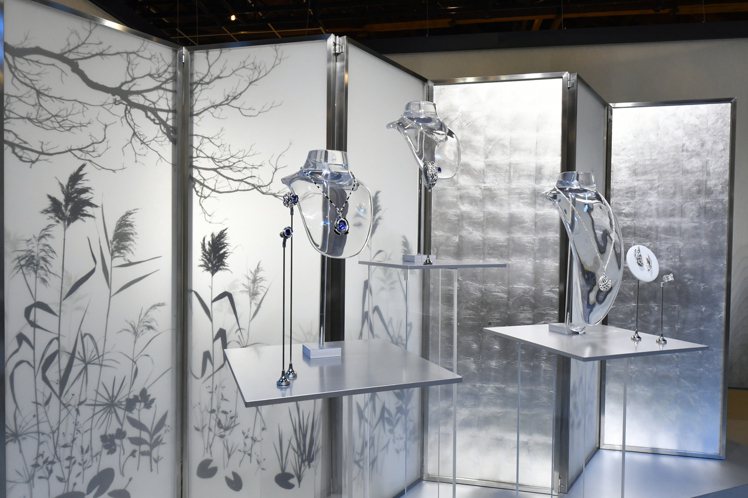 水之格以花植藝術家賴怡璋專為本次展覽創作的「觀 / 鏡、花、水、月」屏風對照CHAUMET勾勒水的形態和顏色的珠寶。圖／CHAUMET提供