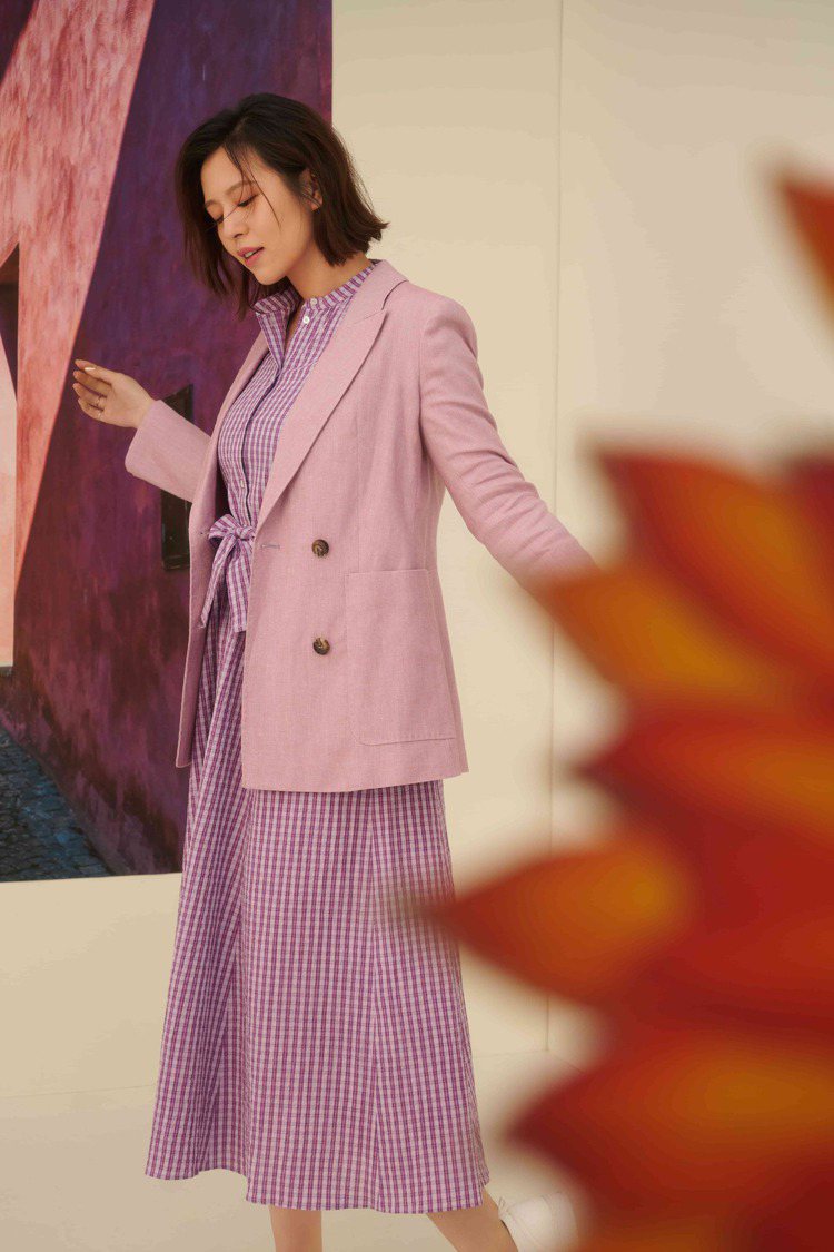 劉品言演繹MAX&Co.薰衣草紫格紋襯衫式洋裝14,900元、西裝外套23,900元、帆布鞋8,900元。圖／MAX&Co.提供