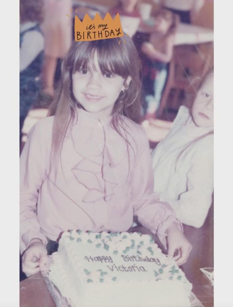 維多利亞貝克漢先是曝光了自己兒時慶生照，只見當時穿著粉色荷葉邊襯衫的她像個優雅的小公主，笑起來超像次子羅密歐。圖／摘自IG