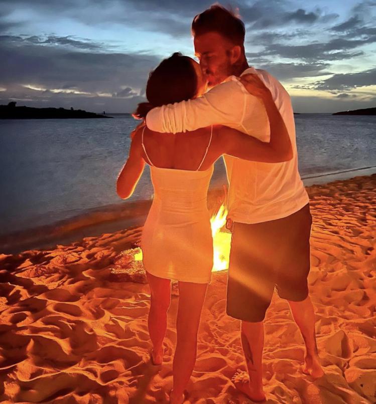 大衛貝克漢曬出兩人在海邊擁吻的浪漫照片。圖／摘自IG