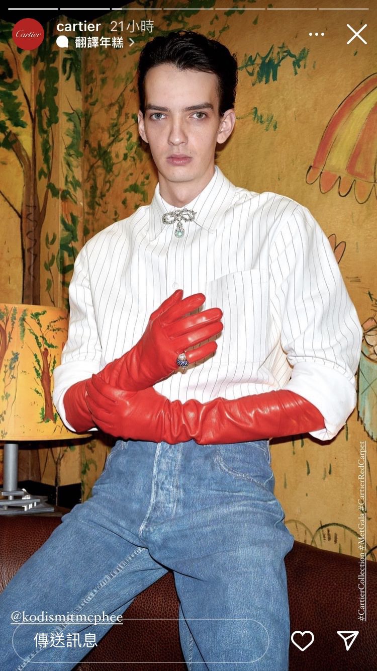 澳洲新星Kodi Smit-McPhee，以卡地亞骨董胸針和戒指點綴皮革襯衫牛仔褲。圖／摘自IG @cartier