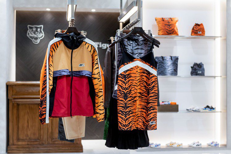 Onitsuka Tiger台中大遠百店，也提供由創意總監Andrea Pompilio操刀，並曾登上米蘭時裝周的春夏服飾系列。圖／Onitsuka Tiger提供