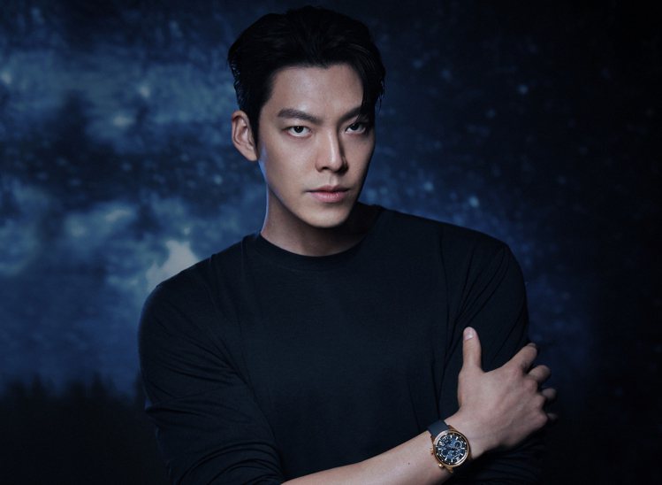 金宇彬去年六月時成為積家品牌代言人，本次則配戴上Polaris萬年曆腕表，展現韓國男神氣質。圖 / 積家提供