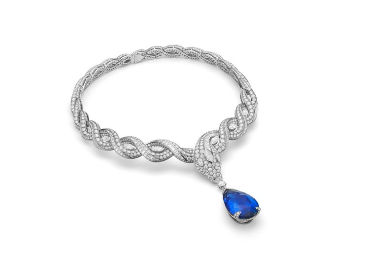 國際超模Naomi Campbell配戴的寶格麗EDEN THE GARDEN OF WONDERS系列頂級藍寶石與鑽石項鍊，鉑金鑲嵌1顆重約61.30克拉斯里蘭卡水滴形切割藍寶石與密鑲鑽石。圖／寶格麗提供