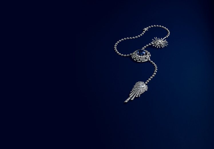 Allure Céleste項鍊是唯一薈萃1932頂級珠寶三大天體–彗星、月亮及太陽象徵標誌之作，也是系列中造價最高作品，3億498萬3,000元。圖／香奈兒提供