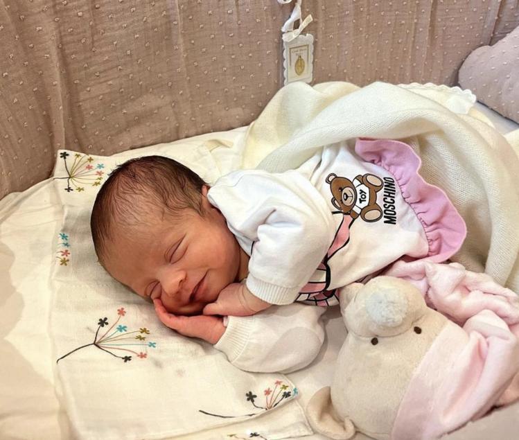 兩週前喬治娜在IG曬出龍鳳胎女兒的照片，並公布取名為Bella Esmeralda。圖／摘自IG