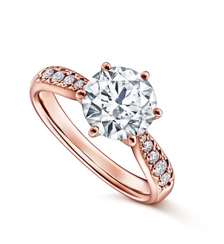 TASAKI PIACERE Solitaire pavé鑽石櫻花金戒指，約10萬1,000元起。圖／TASAKI提供