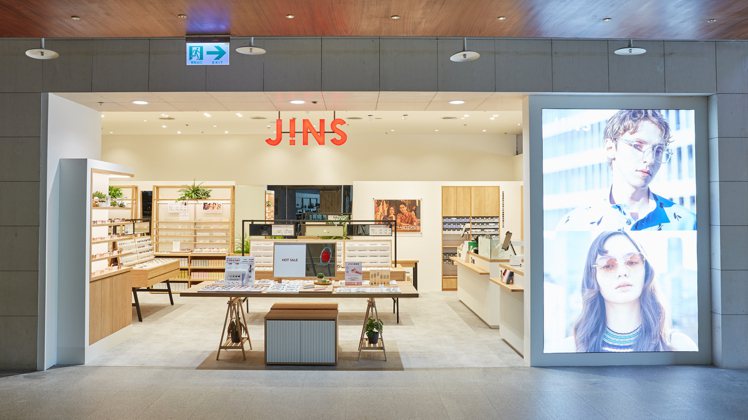 JINS在大直ATT店後，再度於美麗華百樂園成立新門市，呼應周遭的飯店與豪宅聚落，改以度假氛圍來呈現店裝。圖／JINS提供