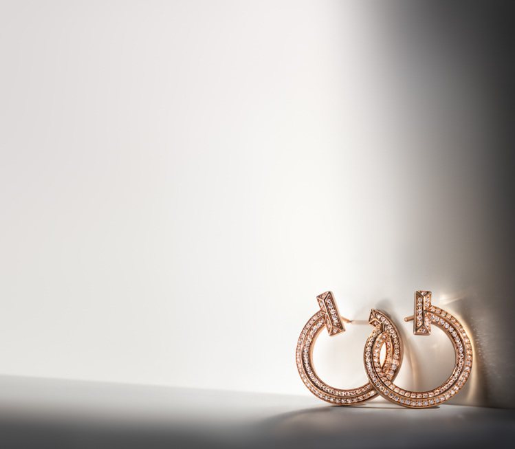 Tiffany T1 18K玫瑰金鑲鑽環形耳環，27萬1,000元。圖／Tiffany提供