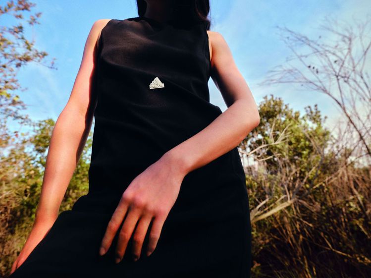 鄭浩妍詮釋New Capsule運動休閒系列服飾。圖／adidas提供