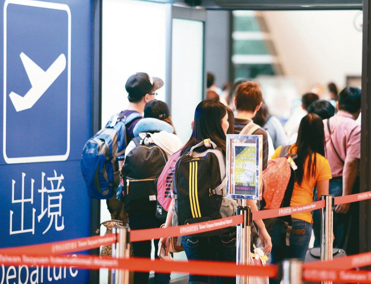 民眾悶壞了，期待年底台灣國際旅遊禁令開放後能飛出國旅遊。示意圖，圖／聯合報系資料照片