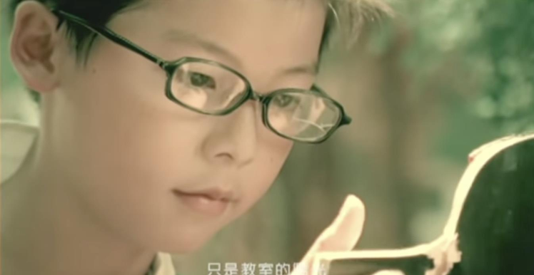 許光漢小時候曾演出周杰倫2003年推出的歌曲《三年二班》MV。圖／摘自YOUTUBE