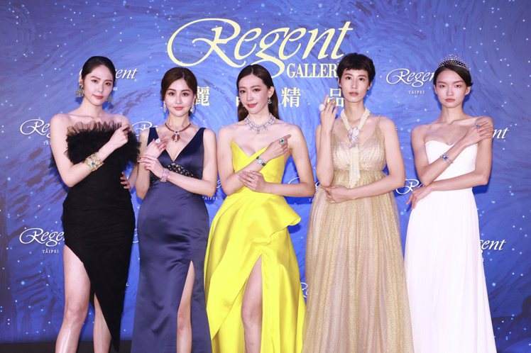 （由左至右）名模展演Cindy Chao、Harry Winston、BVLGARI、Boucheron、Chaumet各品牌高級珠寶，總價近4億元，多為全球唯一之作。記者王聰賢／攝影