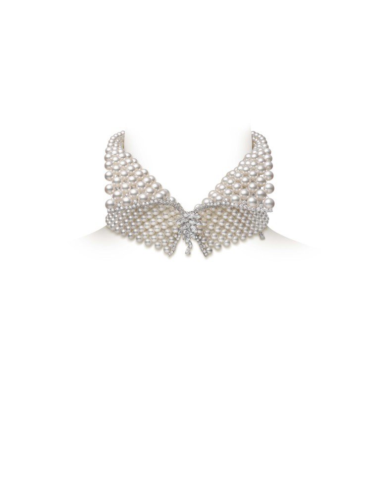 米倉涼子配戴的MIKIMOTO頂級珠寶系列珍珠鑽石衣領造型頸鍊，18K白金鑲嵌鑽石，搭配日本Akoya珍珠。圖／MIKIMOTO提供