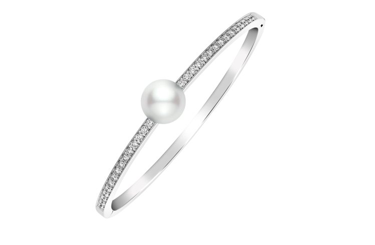 工藤靜香配戴的MIKIMOTO南洋珍珠鑽石手環，18K白金鑲嵌鑽石，搭配南洋珍珠，S號約25萬2,000元起。圖／MIKIMOTO提供