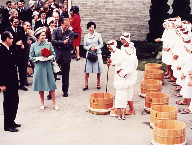 1975年英國女王伊麗莎白二世及夫婿愛丁堡公爵菲利普親王訪問MIKIMOTO珍珠島。圖／MIKIMOTO提供