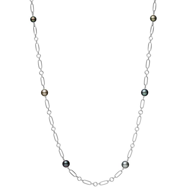 工藤靜香配戴的Mikimoto M Code系列黑珍珠項鍊，18K白金鍊結搭配黑珍珠，約20萬5,000元。圖／MIKIMOTO提供