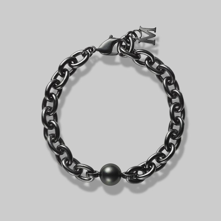 工藤靜香配戴的MIKIMOTO PASSIONOIR系列黑珍珠手鍊粗款，Japanned Noir純銀鍊結，搭配黑珍珠，全長約23cm，76,000元。圖／MIKIMOTO提供