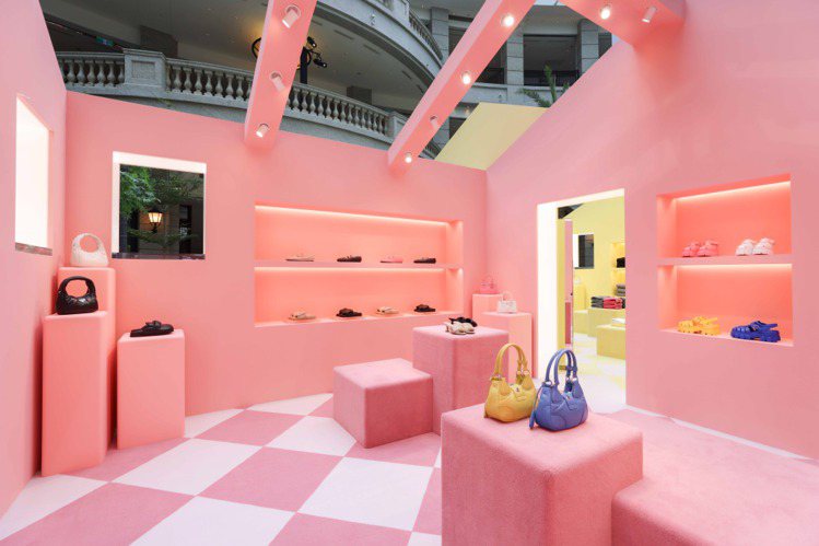 從屋外到屋內一致的粉色系塗裝，並帶來衣物、飾品、包款與鞋履的全品項推薦。圖 / Prada提供