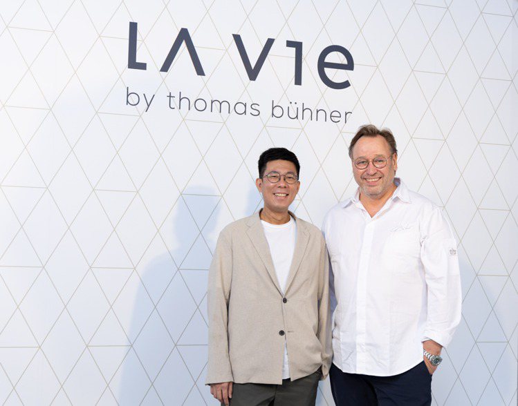 Thomas Bühner（右）特別邀請來自香港的楊展浩，擔任新餐廳行政主廚。圖／La Vie睿麗法式餐廳提供。